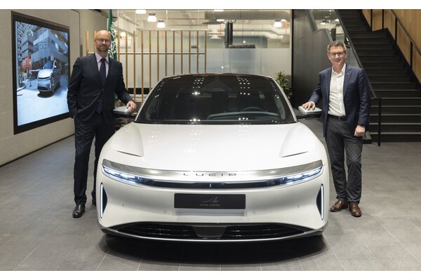 Blacklane global chauffeur service partners with EV company
